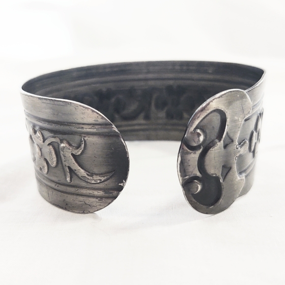 Designer Marc Jacobs Wide Silver Floral Cuff Bracelet - Picture 5 of 7